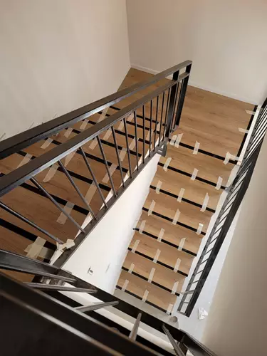 התקנת מדרגות עץ